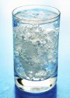 Vaso de agua mineral - foto de stock