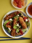 Vista ravvicinata di insalata di foglie miste con tempura e arance — Foto stock