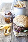 Hausgemachter Cheeseburger mit Brunnenkresse — Stockfoto