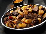 Carne de bovino com batatas e especiarias — Fotografia de Stock