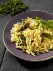 Orzo pasta with asparagus — Stock Photo