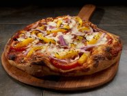 Pizza vegetariana con pimienta y cebolla - foto de stock