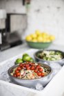 Салат из кукурузы с помидорами из жареной винограда — стоковое фото