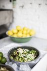 Крупним планом вигляд змішаного листового салату з нарізаним мигдалем — стокове фото
