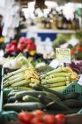 Zucchine con fiori su uno stand di mercato — Foto stock