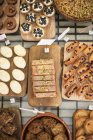 Pasteles y pasteles en panadería - foto de stock