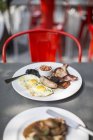 Англійський сніданок подають на стіл в ресторані — стокове фото