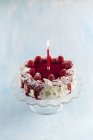 Gâteau aux framboises avec bougie — Photo de stock