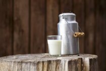 Склянка молока з молочною черепашкою — стокове фото
