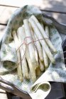 Asparagi bianchi freschi — Foto stock