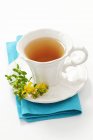 Xícara de chá de ervas e flor — Fotografia de Stock