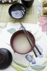 Сверху вид на суп Мисо в миске и палочки для еды — стоковое фото