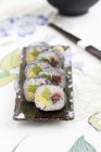 Maki sushi sur plateau — Photo de stock
