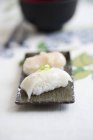 Nigiri sushi con calamar - foto de stock