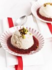 Vanilla pudding with raspberry sauce — Stock Photo