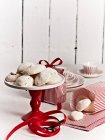 Vanilla meringues as a gift — Stock Photo