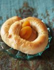 Bagels with dried apricots — Stock Photo