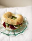 Bagel filled with beetroot — Stock Photo