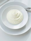 Crème de mascarpone sur une assiette blanche — Photo de stock