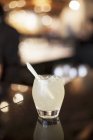 Джиновий коктейль з соломою — стокове фото
