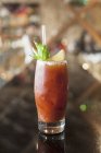 Nahaufnahme eines blutigen Mary-Cocktails mit Zitrone, Kräutern und Stroh im Glas — Stockfoto