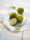 Limes fraîches avec chiffon — Photo de stock