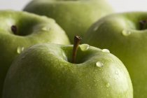 Manzanas verdes recién lavadas - foto de stock