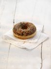 Donut com esmalte de chocolate — Fotografia de Stock