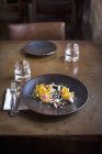 Підвищений вид на мариновану рибу на столі ресторану — стокове фото
