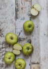 Зелені свіжі яблука — стокове фото