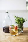 Vista close-up de bebida com morangos e hortelã — Fotografia de Stock