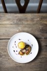 Vista superior de Foie Gras con pastel de manzana y un huevo de pato - foto de stock
