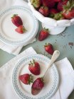 Erdbeeren mit Stielen auf Tellern — Stockfoto