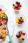 Ensalada de frutas con fresas - foto de stock