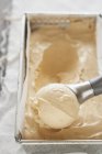 Sorvete de pêra em uma colher de sorvete — Fotografia de Stock