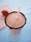 Erdbeer-Milchshake im Glas — Stockfoto