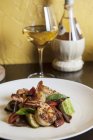 Скампи с овощами и базилик с белым вином — стоковое фото