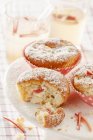 Rhabarber-Muffins auf Teller — Stockfoto