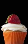 Cupcake mit Sahne belegt — Stockfoto