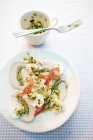 Carpaccio di tacchino alla roulade, funghi e baco con un condimento di avocado e zucchine su piatto bianco — Foto stock
