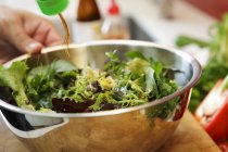 Свіжий садовий салат подрібнюють соєвим соусом — стокове фото