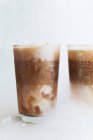 Vue rapprochée du chai latte glacé dans deux verres — Photo de stock