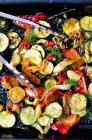 Салат из жареных овощей с укропом — стоковое фото