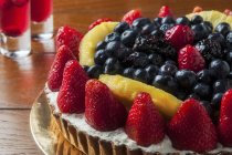 Torta de frutas com morangos e mirtilos — Fotografia de Stock