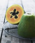Papaia fresca dimezzata — Foto stock
