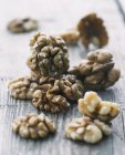 Неочищенные грецкие орехи — стоковое фото
