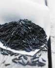 Куча черного риса — стоковое фото