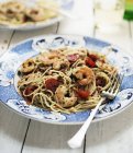 Prawns with spaghetti and tomatoes — Stock Photo
