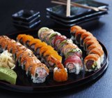 Vários tipos de sushi com wasabi — Fotografia de Stock