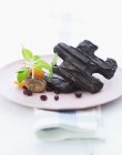 Galletas de chocolate en el plato - foto de stock